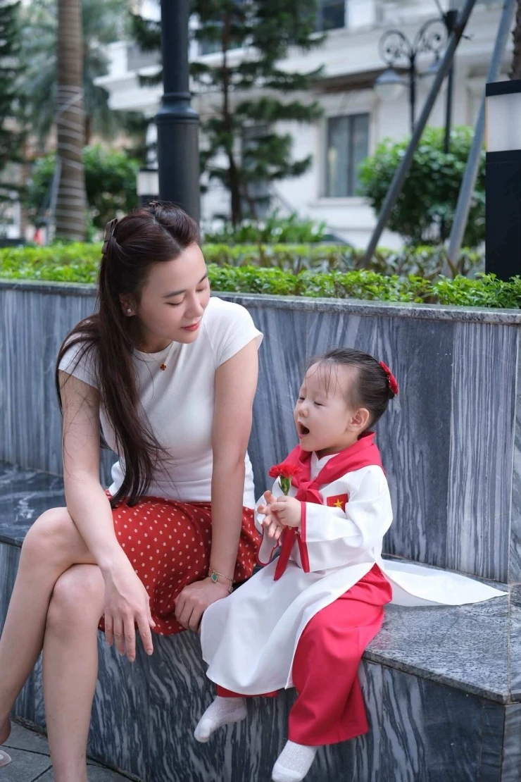 Phương Oanh tận hưởng kỳ nghỉ lễ bên cặp song sinh
