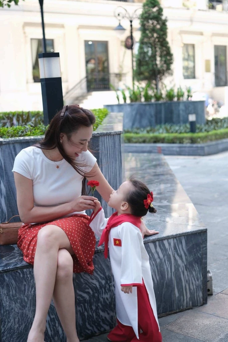 Phương Oanh tận hưởng kỳ nghỉ lễ bên cặp song sinh