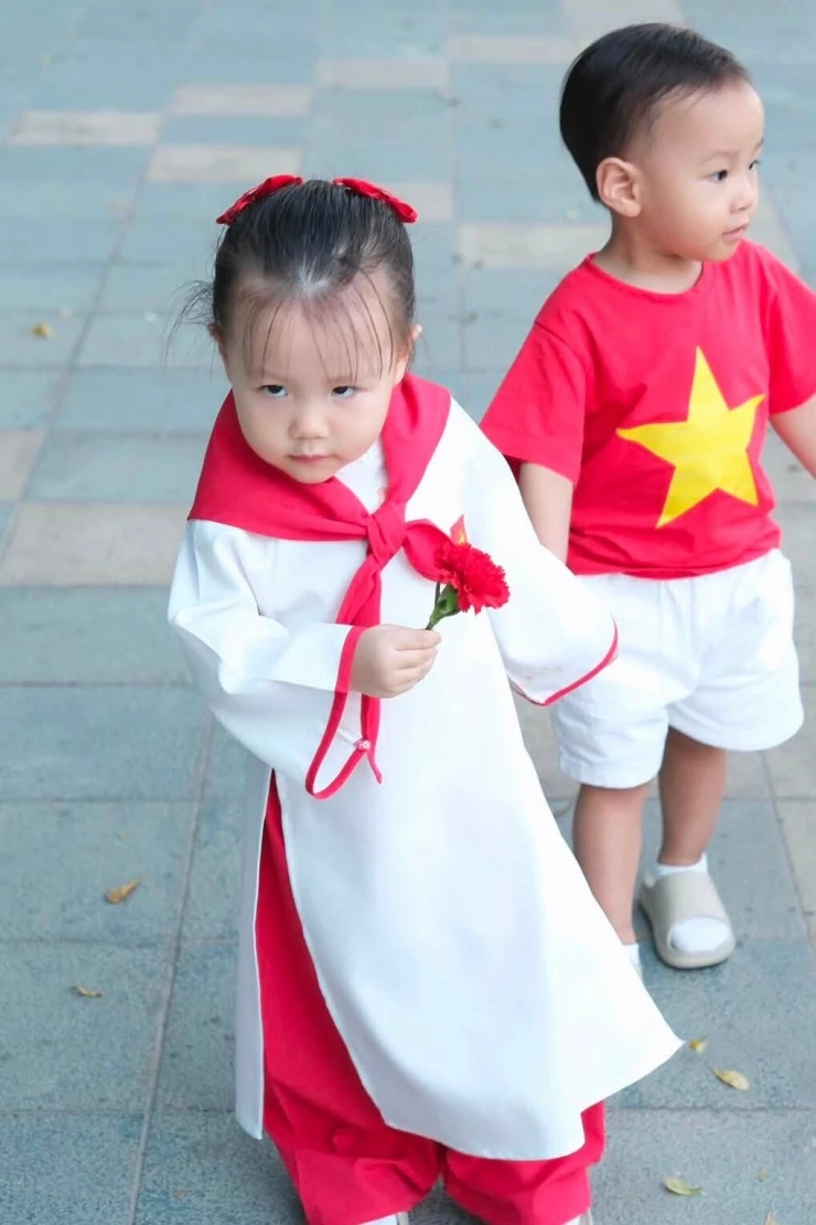 Phương Oanh tận hưởng kỳ nghỉ lễ bên cặp song sinh