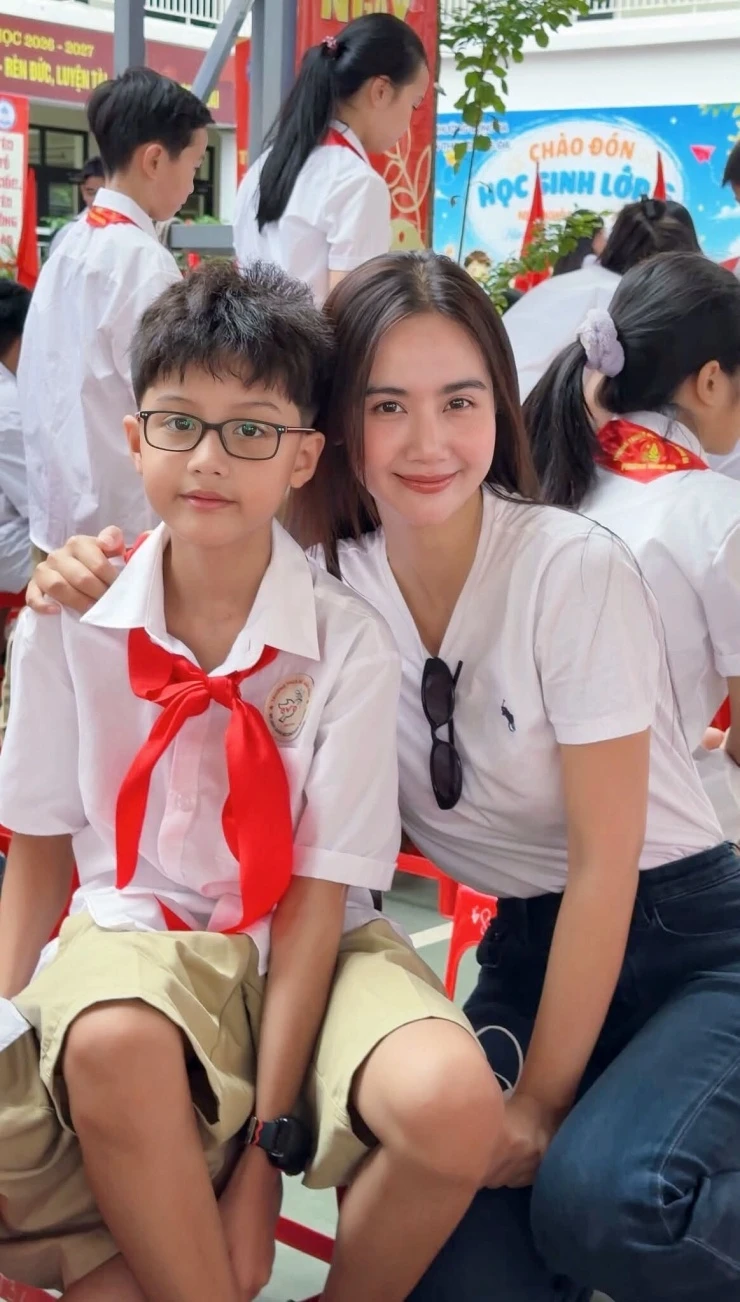 Sao Việt nô nức đưa con đi khai giảng năm học mới Sao Việt nô nức đưa con đi khai giảng năm học mới