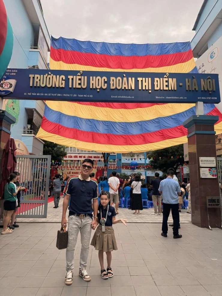 Sao Việt nô nức đưa con đi khai giảng năm học mới Sao Việt nô nức đưa con đi khai giảng năm học mới