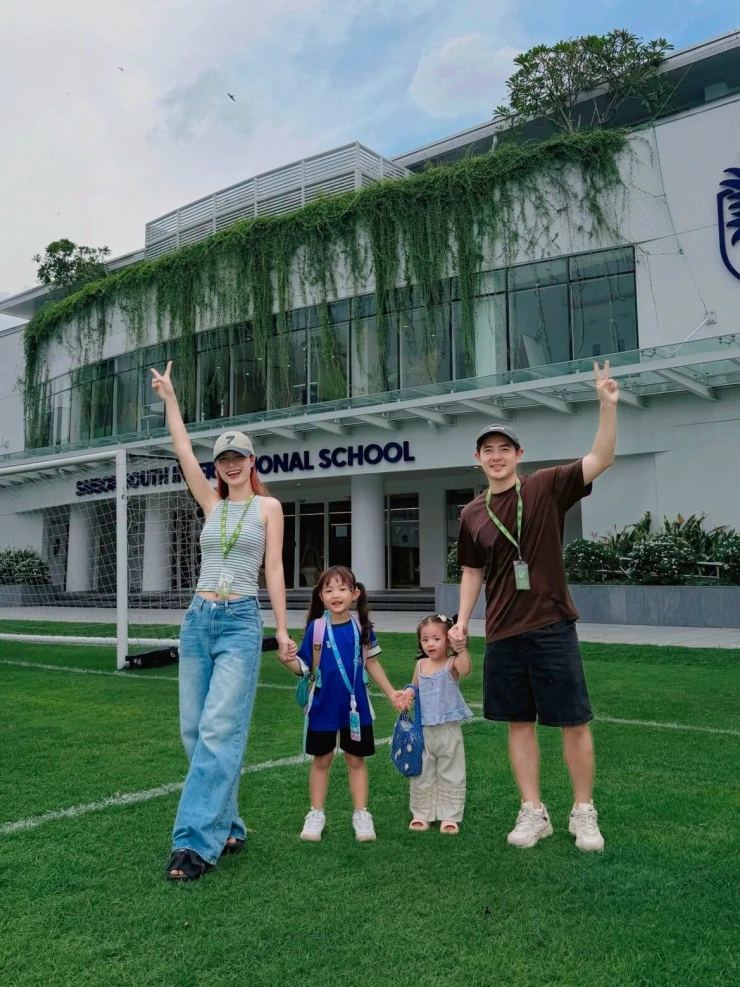 Sao Việt nô nức đưa con đi khai giảng năm học mới Sao Việt nô nức đưa con đi khai giảng năm học mới