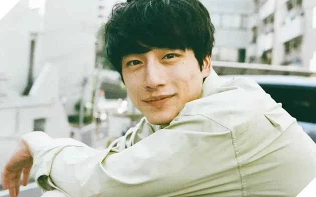 Sau hơn 1 năm vướng ồn ào tình cảm với Nagano Mei: Nam tài tử Sakaguchi Kentaro bất ngờ thông báo kết hôn cùng bạn gái ngoài ngành giải trí