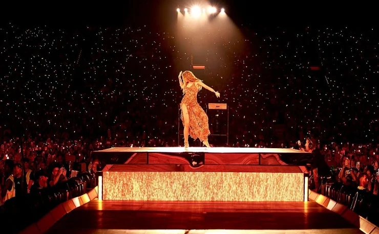 Shakira nhắc chuyện chia tay Pique khi trở lại Tây Ban Nha