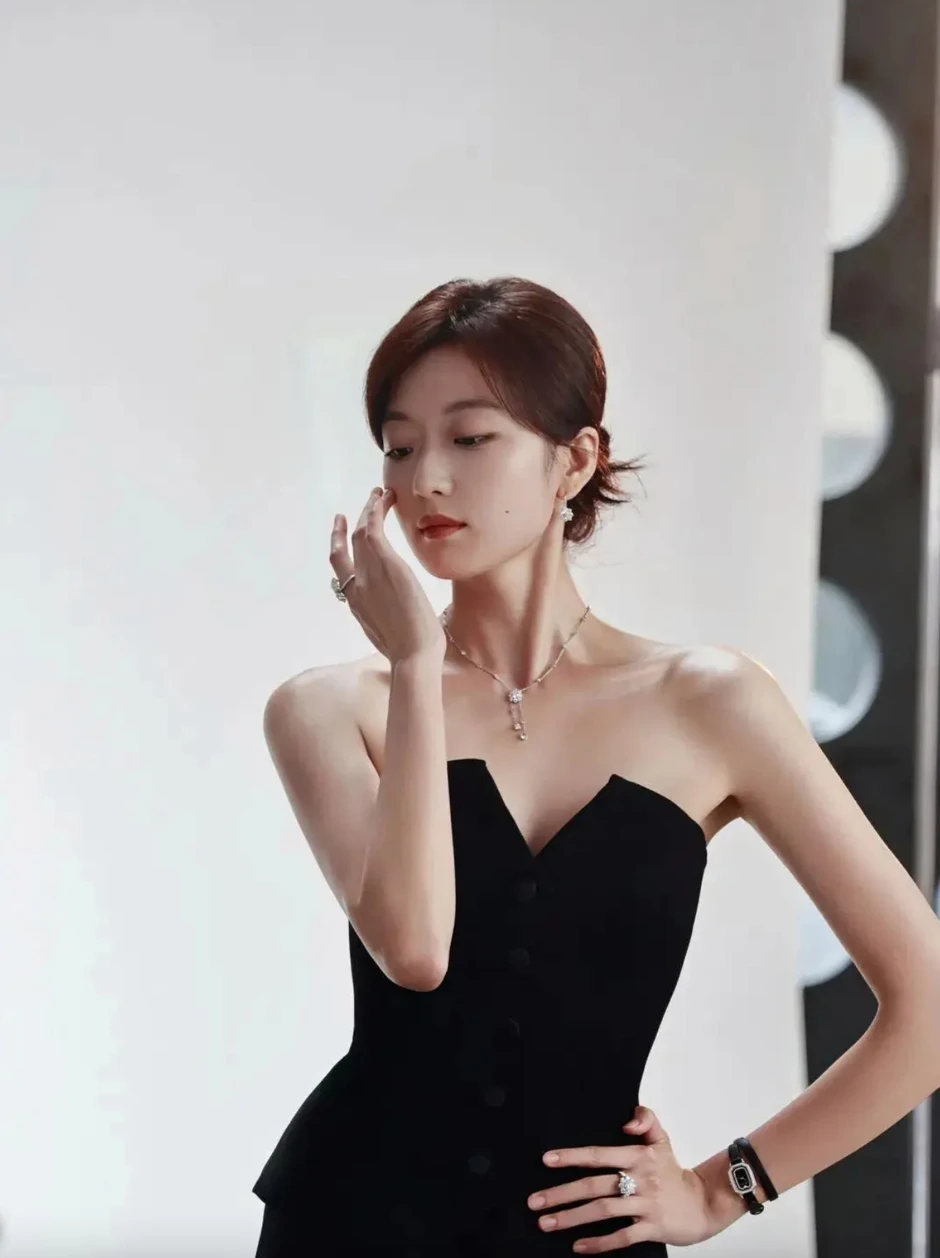 Sốc visual mỹ nhân có đôi chân chiếm 65% chiều cao cơ thể