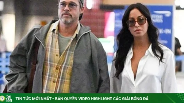 Brad Pitt nắm chặt tay bạn gái ở sân bay kenhtingame com thumb brad pitt nam chat tay ban gai o san bay a3ce1789300316378 940w
