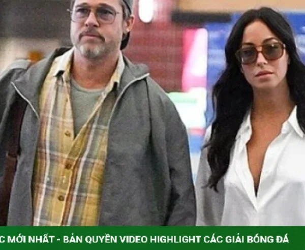Brad Pitt nắm chặt tay bạn gái ở sân bay kenhtingame com thumb brad pitt nam chat tay ban gai o san bay a3ce1789300316378 940w