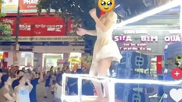 Dân tình "nhức mắt" cảnh rước đèn biến tướng: Nhảy nhót "cà hẩy", trang phục hở hang gây phản cảm kenhtingame com thumb dan tinh quot nhuc mat quot canh ruoc den bien tuong nhay nhot quot ca hay quot trang phuc ho hang gay phan cam 913d1790133141019 940w