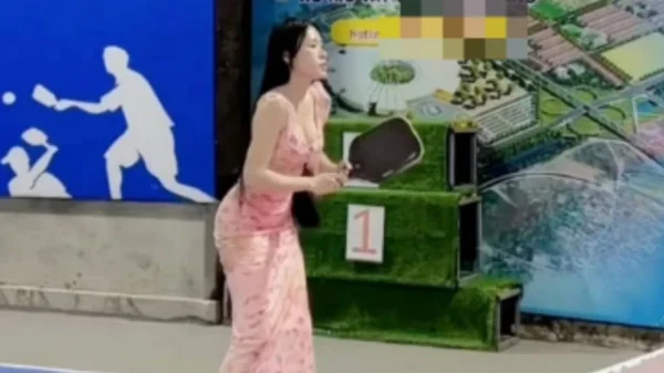 Đang bán nhà thì khách rủ chơi Pickleball, cô nàng saler khiến MXH được một phen "ngã ngửa" kenhtingame com thumb dang ban nha thi khach ru choi pickleball co nang saler khien mxh duoc mot phen quot nga ngua quot aed31789645601567 940w
