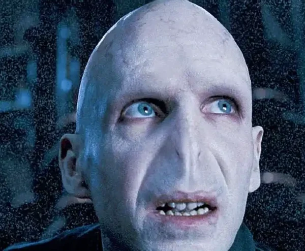 Giải mã bí ẩn Chúa tể Voldemort: Vì sao "Kẻ mà ai cũng biết là ai đấy" lại không có mũi? kenhtingame com thumb giai ma bi an chua te voldemort vi sao quot ke ma ai cung biet la ai day quot lai khong co mui f2f81790505843390 940w