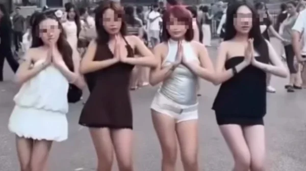 Loạt "hót TikToker" làm trò phản cảm trước Nhà Thờ Lớn kenhtingame com thumb loat quot hot tiktoker quot lam tro phan cam truoc nha tho lon 85fb1789633105089 940w