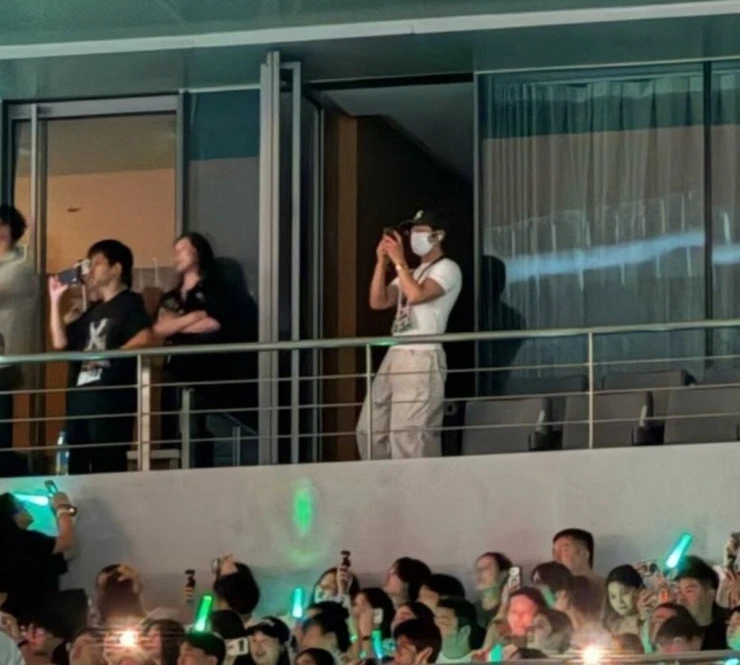 Tỉnh Bách Nhiên xem concert của Lý Vinh Hạo, bị bạn thân vạch trần chuyện tình cảm
