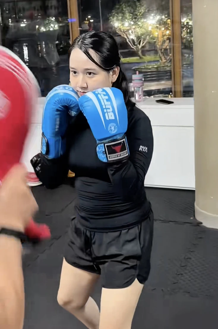 Tối lên đồ slay, sáng đeo găng Boxing, Muay Thái: Dàn gái đẹp “bẻ lái” sang hệ chiến