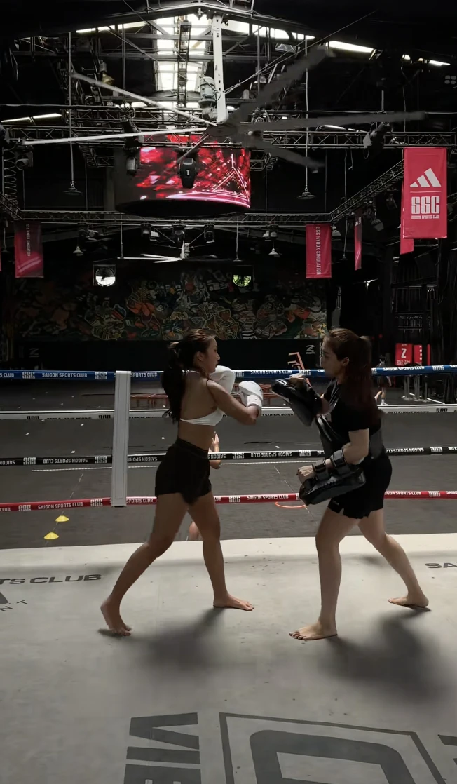 Tối lên đồ slay, sáng đeo găng Boxing, Muay Thái: Dàn gái đẹp “bẻ lái” sang hệ chiến