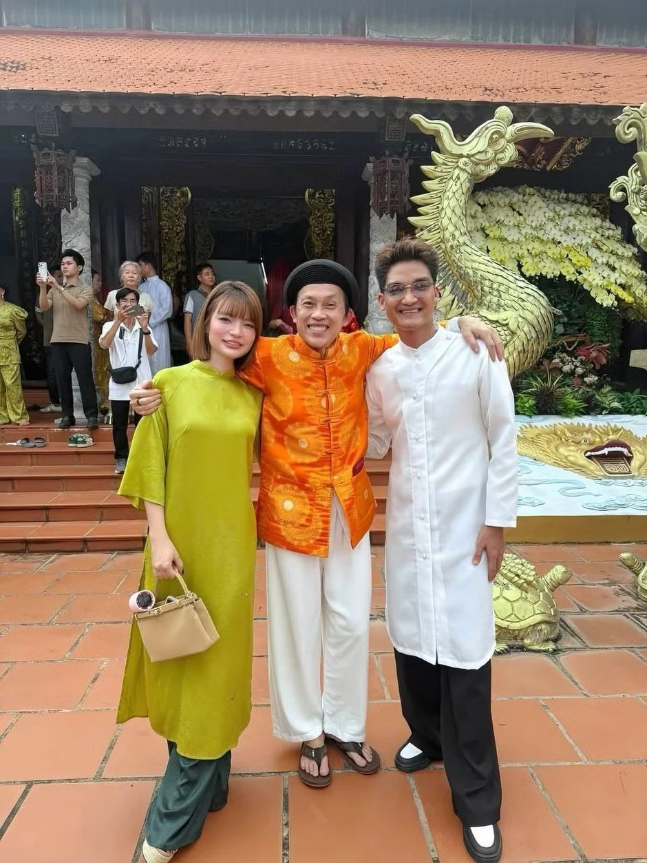 Trấn Thành, Cẩm Ly và các nghệ sĩ dâng hương tại nhà thờ Tổ của Hoài Linh