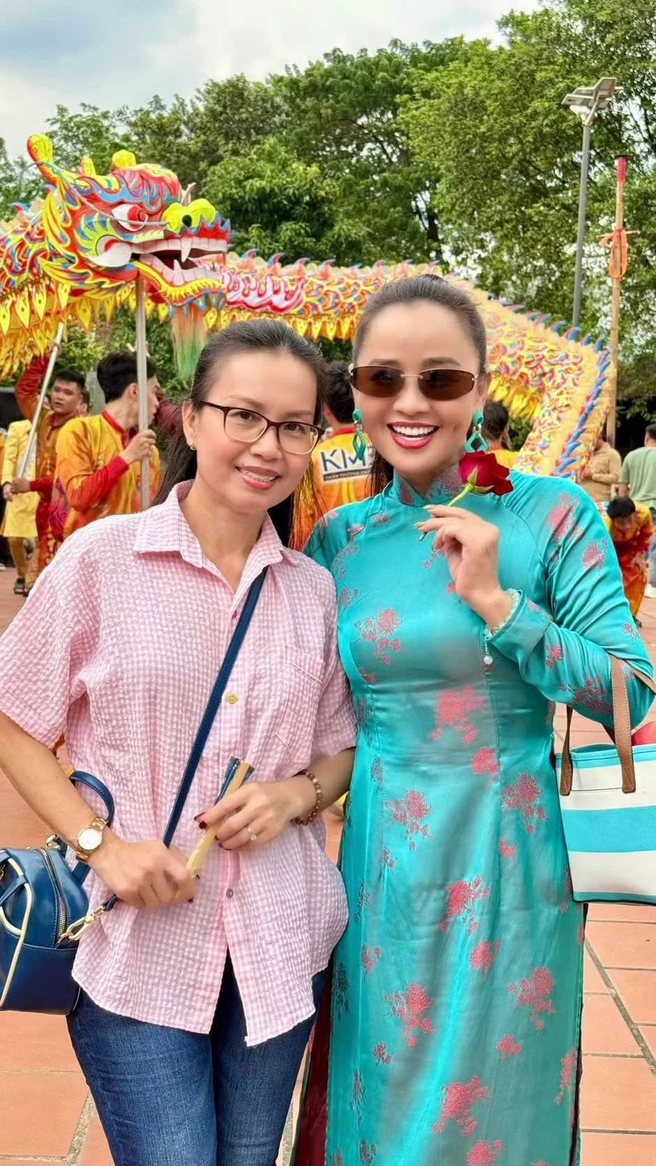 Trấn Thành, Cẩm Ly và các nghệ sĩ dâng hương tại nhà thờ Tổ của Hoài Linh