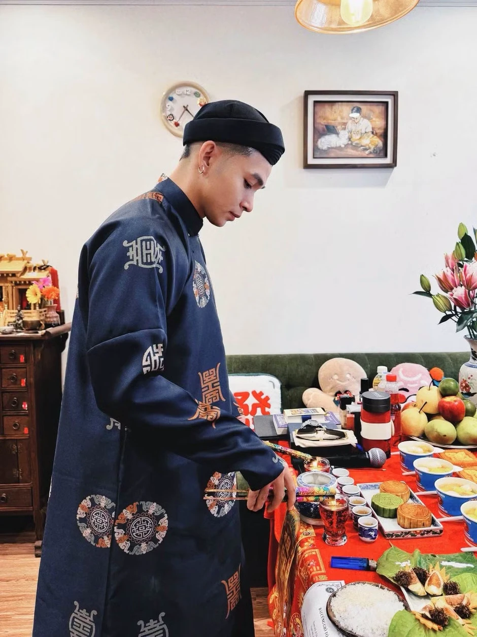 Trấn Thành, Cẩm Ly và các nghệ sĩ dâng hương tại nhà thờ Tổ của Hoài Linh