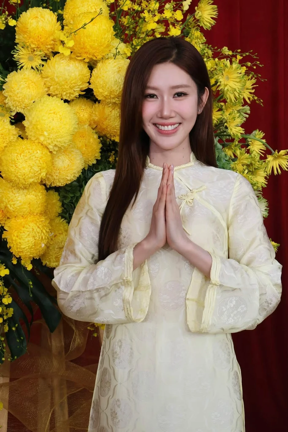 Trấn Thành, Cẩm Ly và các nghệ sĩ dâng hương tại nhà thờ Tổ của Hoài Linh