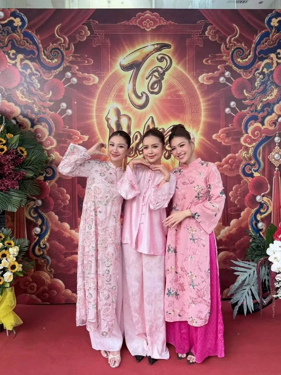 Trấn Thành, Cẩm Ly và các nghệ sĩ dâng hương tại nhà thờ Tổ của Hoài Linh