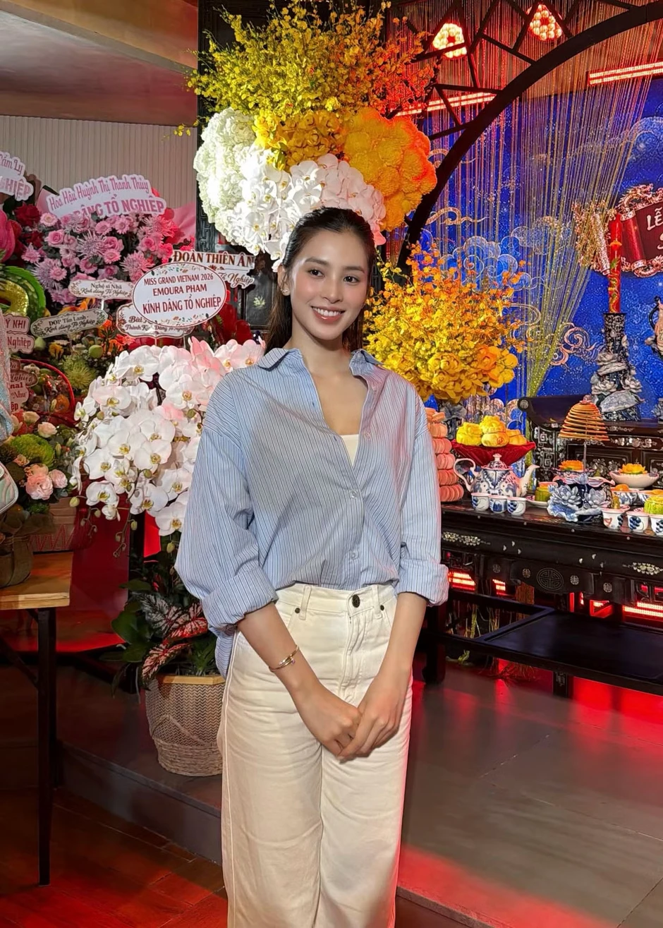 Trấn Thành, Cẩm Ly và các nghệ sĩ dâng hương tại nhà thờ Tổ của Hoài Linh
