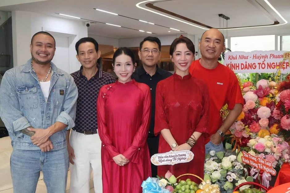 Trấn Thành, Cẩm Ly và các nghệ sĩ dâng hương tại nhà thờ Tổ của Hoài Linh