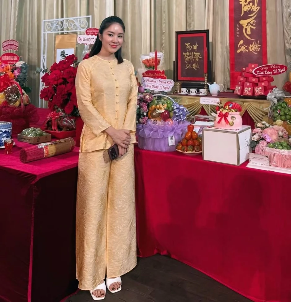 Trấn Thành, Cẩm Ly và các nghệ sĩ dâng hương tại nhà thờ Tổ của Hoài Linh