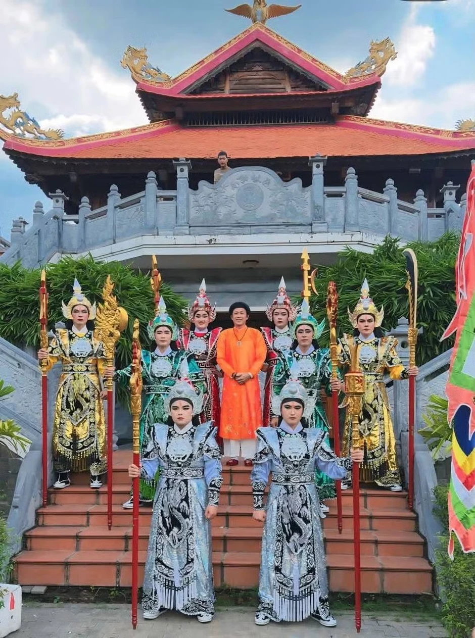 Trấn Thành, Cẩm Ly và các nghệ sĩ dâng hương tại nhà thờ Tổ của Hoài Linh