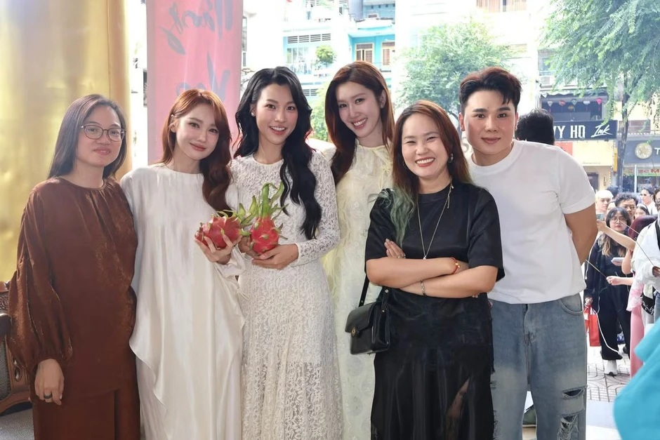 Trấn Thành, Cẩm Ly và các nghệ sĩ dâng hương tại nhà thờ Tổ của Hoài Linh