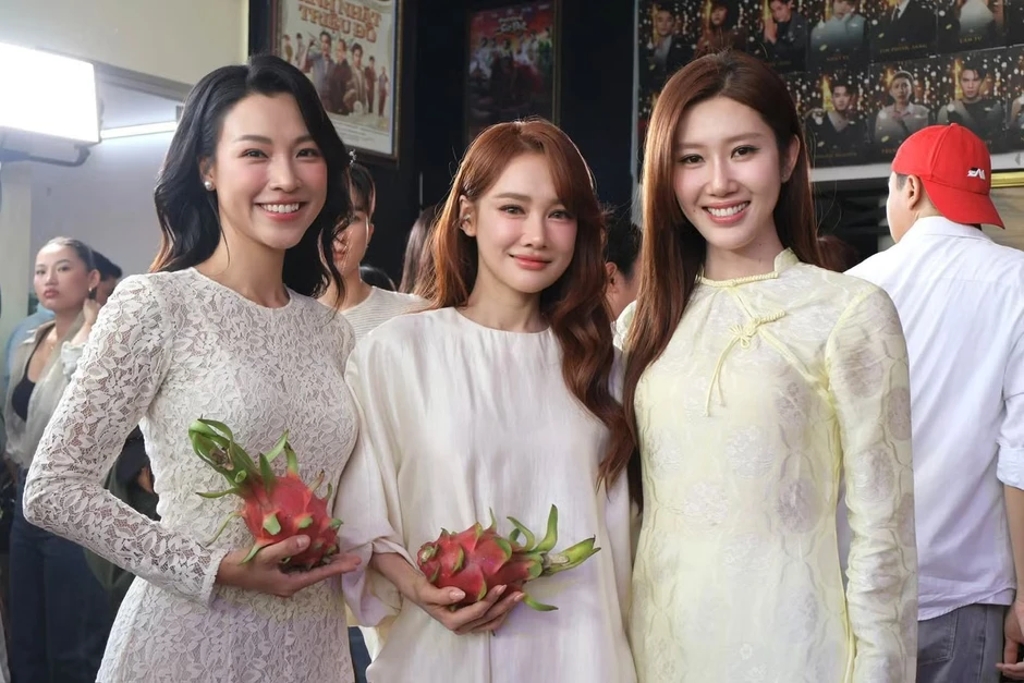 Trấn Thành, Cẩm Ly và các nghệ sĩ dâng hương tại nhà thờ Tổ của Hoài Linh