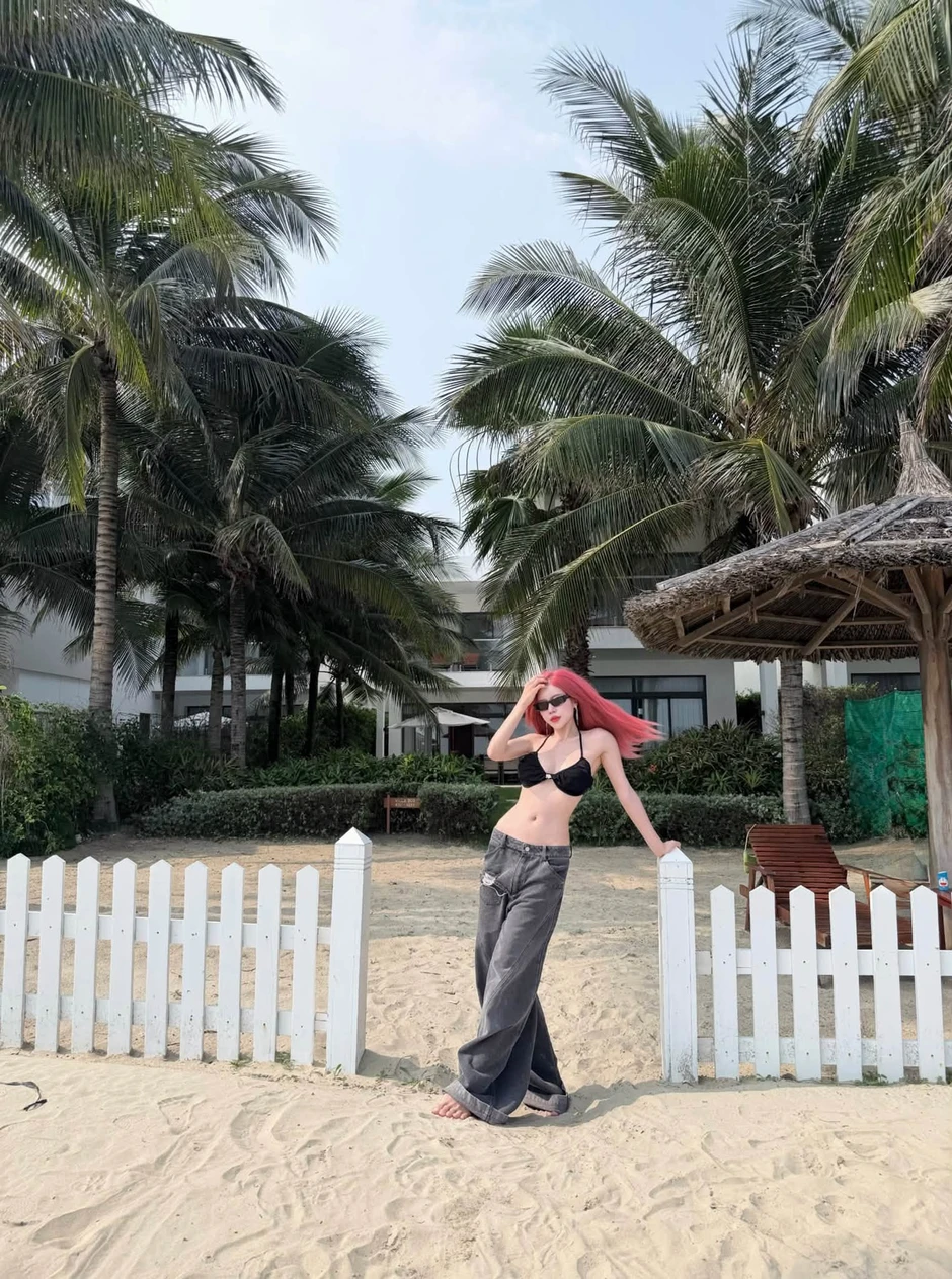 Trang Pháp "đốt cháy" mùa hè, khoe dáng thon gọn khiến CĐM không khỏi ngỡ ngàng Trang Pháp "đốt cháy" mùa hè, khoe dáng thon gọn khiến CĐM không khỏi ngỡ ngàng