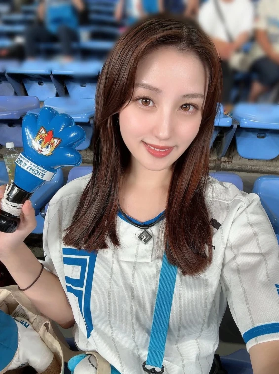 Từng gây tranh cãi vì "ba điều cấm" dành cho fan, hot girl xinh đẹp vẫn gây sốt tột độ, danh tiếng chỉ tăng không giảm