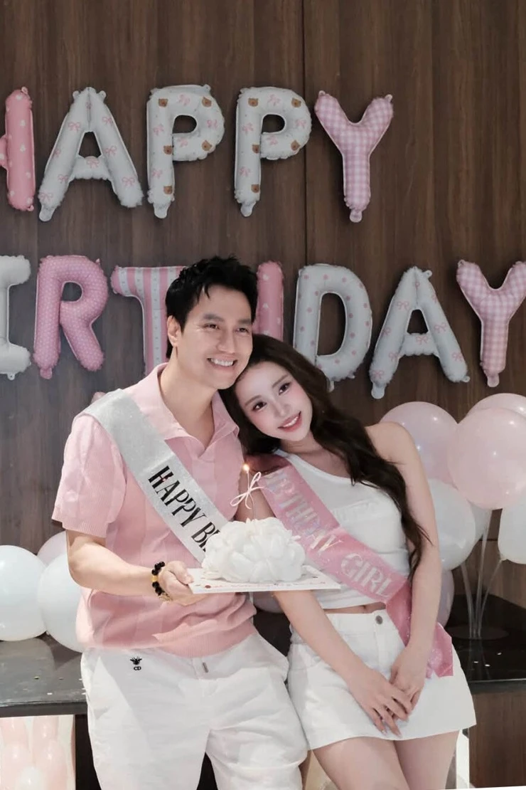 Việt Anh hôn Quỳnh Nga trong tiệc sinh nhật chung
