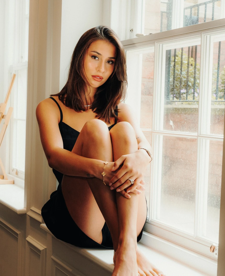 Visual sexy, ngọt ngào của bạn gái 'thanh mai trúc mã' khiến "thánh meme" Haaland say đắm