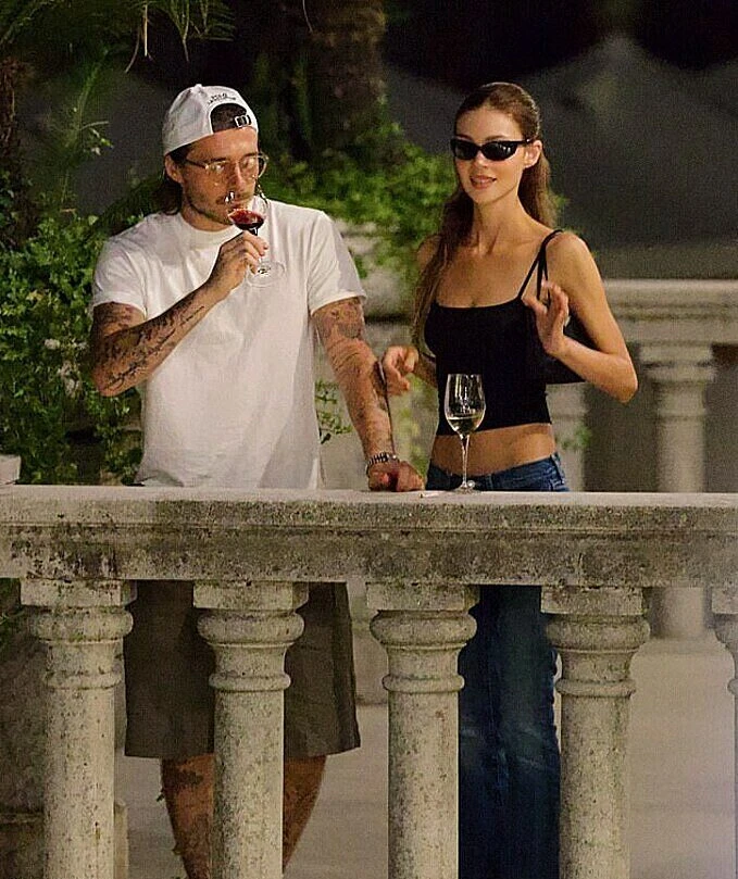 Vợ chồng Brooklyn Beckham tình tứ ở Venice Vợ chồng Brooklyn Beckham tình tứ ở Venice