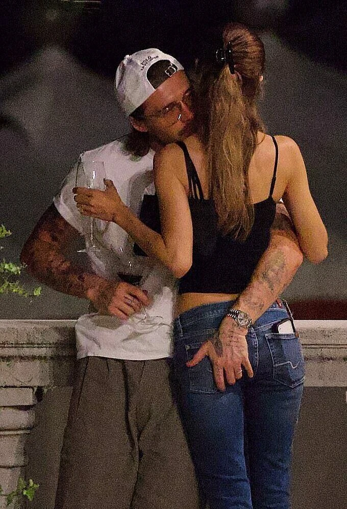 Vợ chồng Brooklyn Beckham tình tứ ở Venice Vợ chồng Brooklyn Beckham tình tứ ở Venice