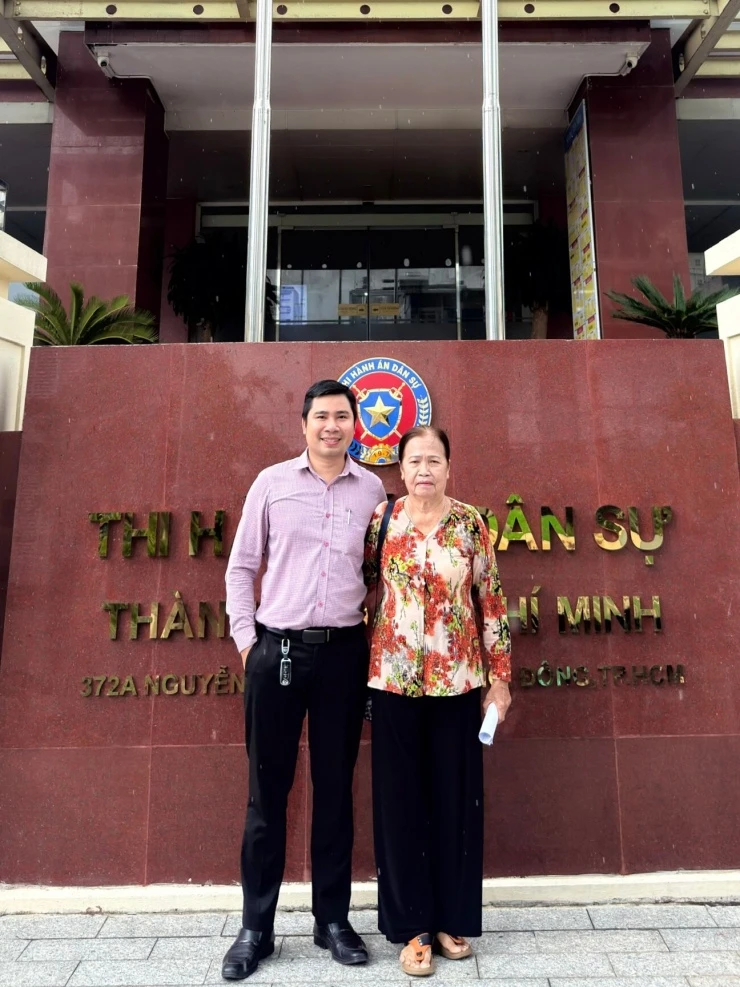 Vợ Đức Tiến chi thêm 60 triệu đồng cho mẹ chồng chuyển nhà Vợ Đức Tiến chi thêm 60 triệu đồng cho mẹ chồng chuyển nhà