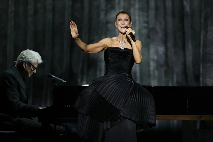 Vợ Ronaldo đưa ba con gái đi xem concert Celine Dion Vợ Ronaldo đưa ba con gái đi xem concert Celine Dion