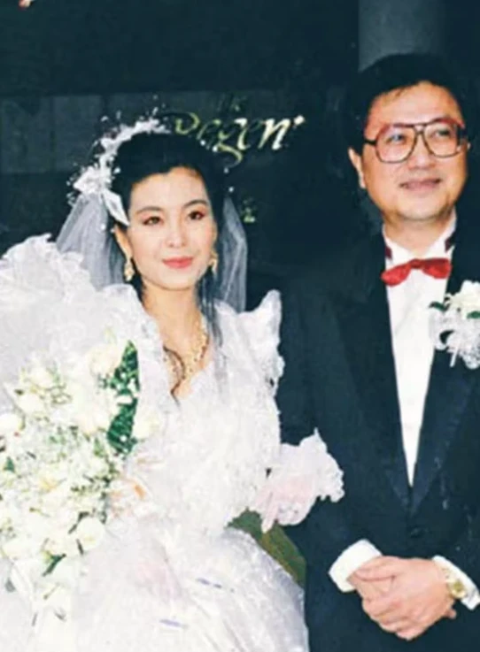 “Nữ hoàng cảnh nóng” tiết lộ từng hẹn hò đại gia đáng tuổi cha, đồng nghiệp sốc khi biết đó là chồng mình