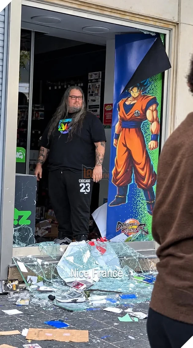 "Chiến binh Saiyan" giữa tâm bão bạo lực: Người quản lý tiệm game một mình can trường chặn đám đông hôi của tại Pháp, cộng đồng mạng quyên góp hơn nửa tỷ đồng tiếp sức