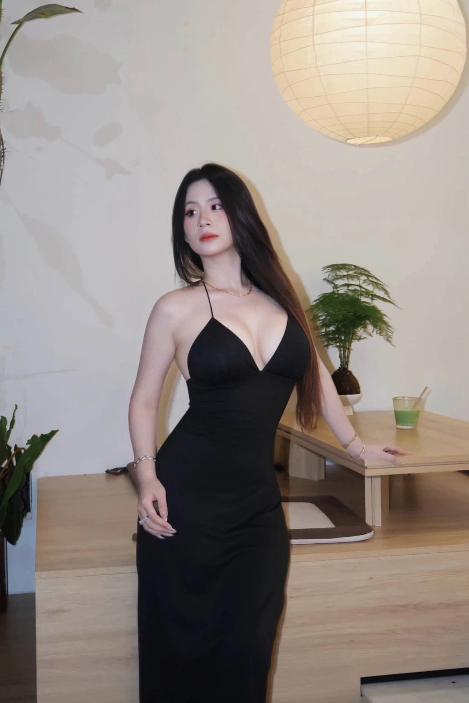 "Lên đồ" đi chơi Trung Thu, hot girl Quỳnh Hương khiến ai cũng phải ngước nhìn
