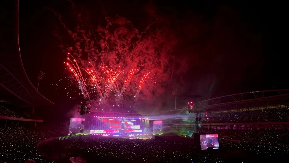 45.000 người ở Mỹ Đình vỡ òa với Big Bang