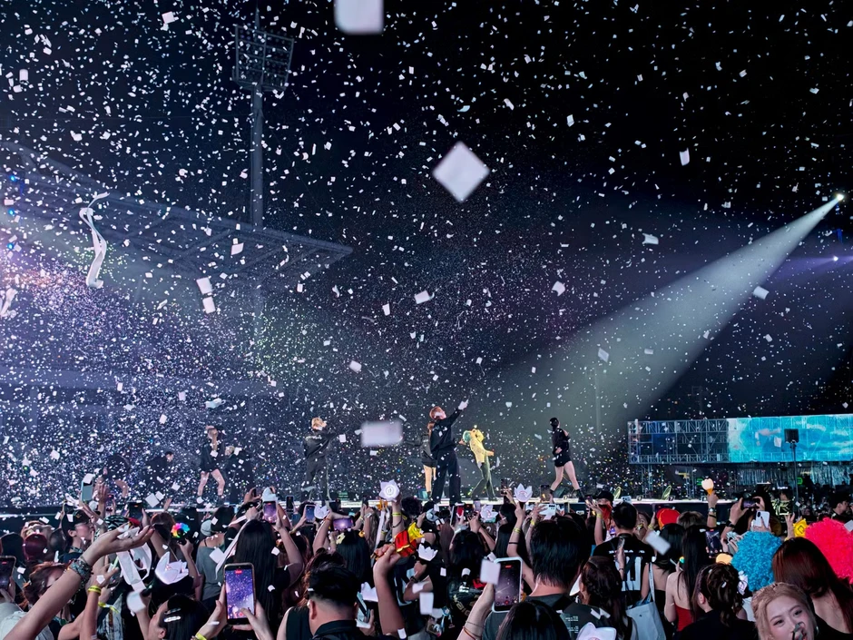 45.000 người ở Mỹ Đình vỡ òa với Big Bang