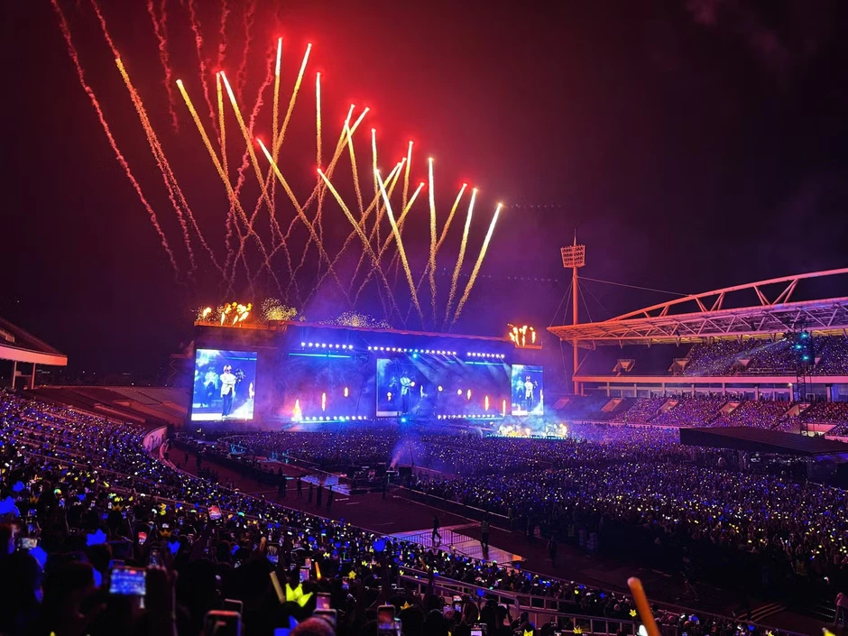 45.000 người ở Mỹ Đình vỡ òa với Big Bang