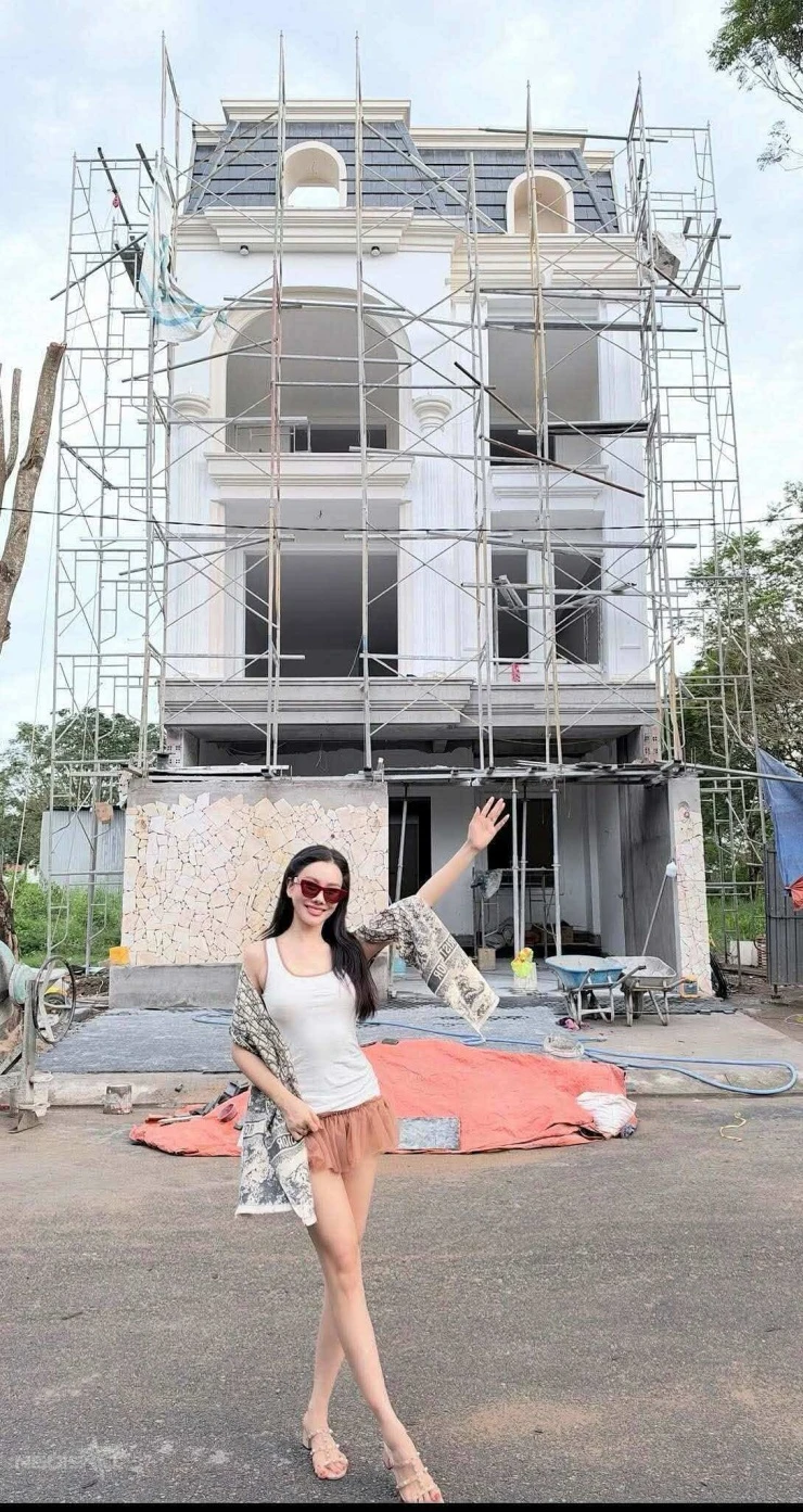 Á hậu Kim Duyên xây nhà 500 m2 ở quê Á hậu Kim Duyên xây nhà 500 m2 ở quê