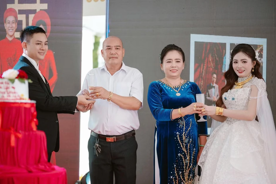 Ảnh chưa công khai ở đám cưới Hoài Lâm