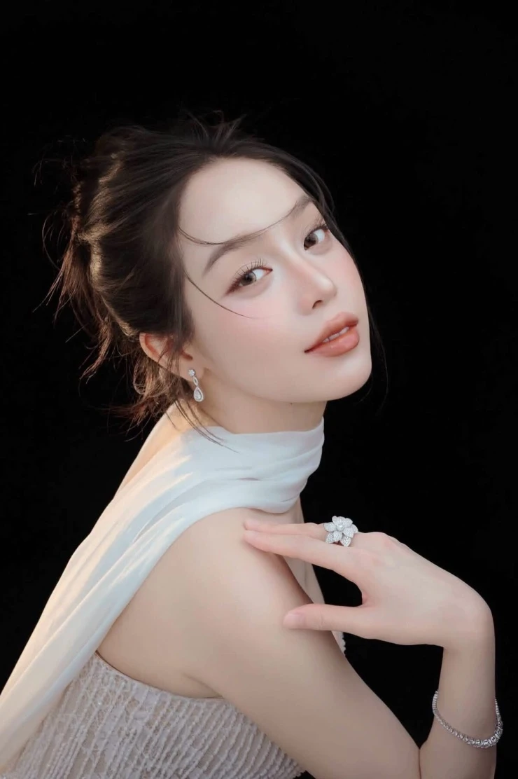 Ảnh sao 1/10: HHen Niê, Võ Hoàng Yến vượt ngập quay show