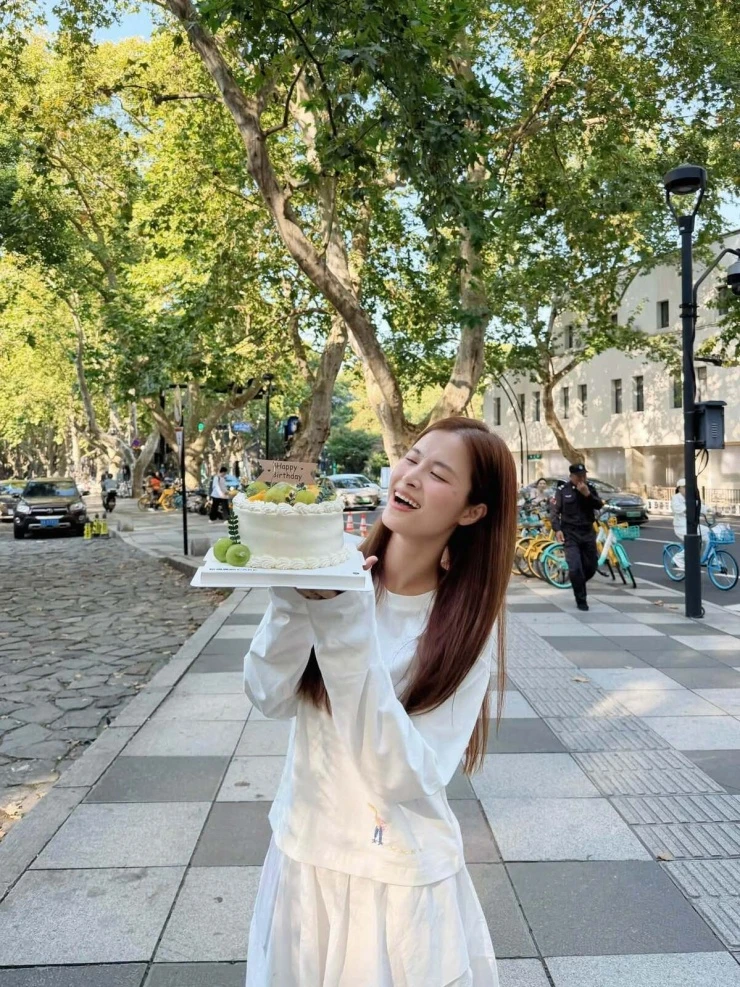 Ảnh sao 14/10: Đỗ Mỹ Linh mừng sinh nhật ở quán bún ngan Ảnh sao 14/10: Đỗ Mỹ Linh mừng sinh nhật ở quán bún ngan