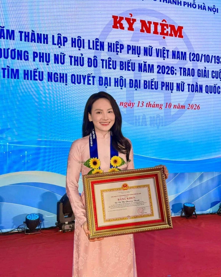 Ảnh sao 14/10: Đỗ Mỹ Linh mừng sinh nhật ở quán bún ngan Ảnh sao 14/10: Đỗ Mỹ Linh mừng sinh nhật ở quán bún ngan