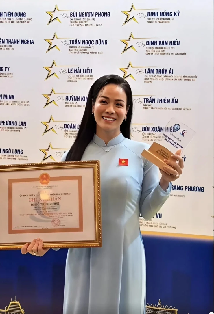 Ảnh sao 14/10: Đỗ Mỹ Linh mừng sinh nhật ở quán bún ngan Ảnh sao 14/10: Đỗ Mỹ Linh mừng sinh nhật ở quán bún ngan