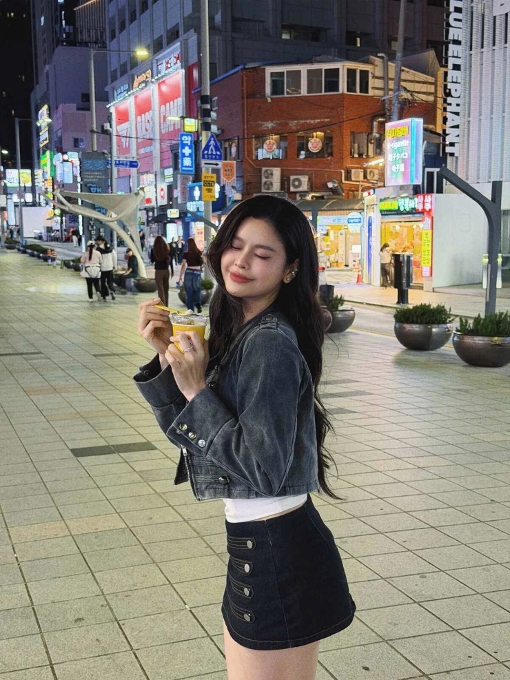 Ảnh sao 17/10: Hari Won ngại ngùng khi ngồi vào lòng Trấn Thành Ảnh sao 17/10: Hari Won ngại ngùng khi ngồi vào lòng Trấn Thành